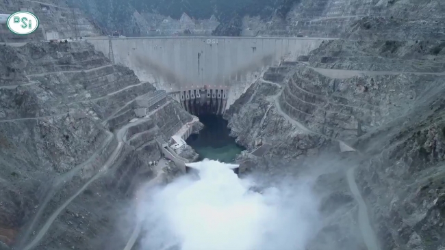 Deriner Barajı’nda dolusavaklardan su bırakıldı